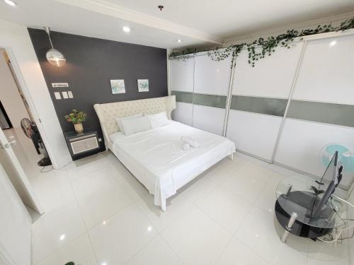 a bedroom with a white bed in a room at Lucky Suite Kandi 2 bedrooms in Angeles