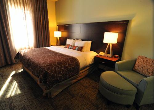 Cama o camas de una habitación en Staybridge Suites Chicago-Oakbrook Terrace, an IHG Hotel
