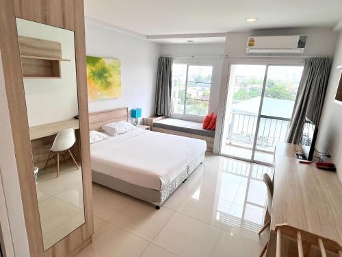 ein Hotelzimmer mit Bett und Balkon in der Unterkunft Des Res Hotel and Residence in Bangna