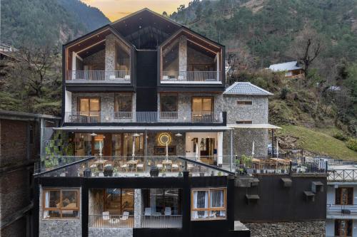 a house on top of a mountain at Echor Noah Villa Tirthan Valley in Gushaini