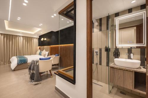 a hotel room with a bed and a sink at Echor Noah Villa Tirthan Valley in Gushaini