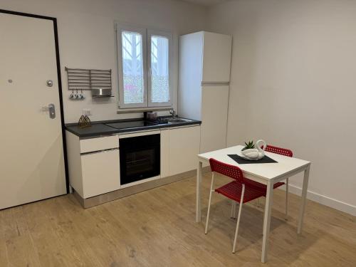 Η κουζίνα ή μικρή κουζίνα στο Ai Marinai LEVANTE Apartment