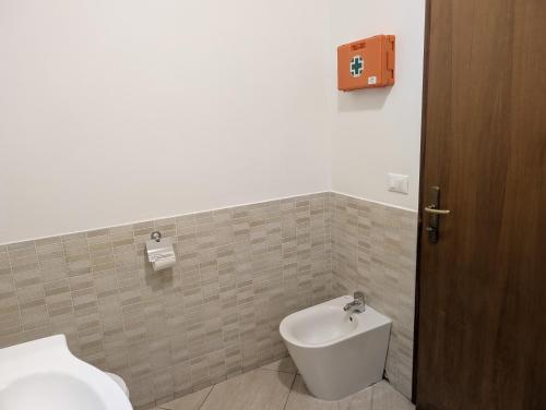 a bathroom with a toilet and a bidet at A pochi minuti da Roma - No tassa di Soggiorno in Scorano