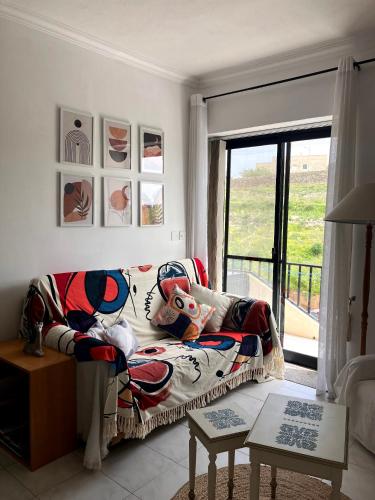 Posezení v ubytování Cosy and Peaceful Seaside Vintage-Style Apartment