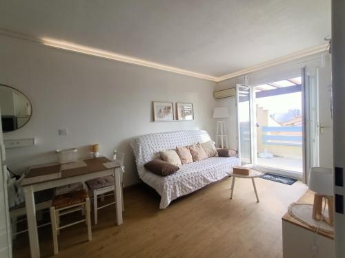 un salon avec un canapé et une table dans l'établissement Beau T2 Climatisé avec Terrasse et Parking - FR-1-799-49, au Barcarès