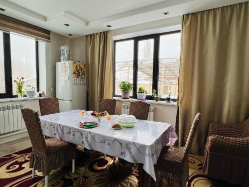 Χώρος καθιστικού στο Baybolot Guest House