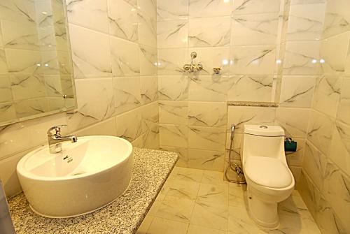 加德满都Hotel Tenki Kathmandu的带水槽和马桶的白色浴室