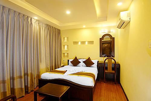 Postel nebo postele na pokoji v ubytování Kathmandu Grand Hotel