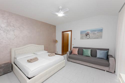a bedroom with a bed and a couch at Casa Amelia lago Maggiore in Maccagno Inferiore