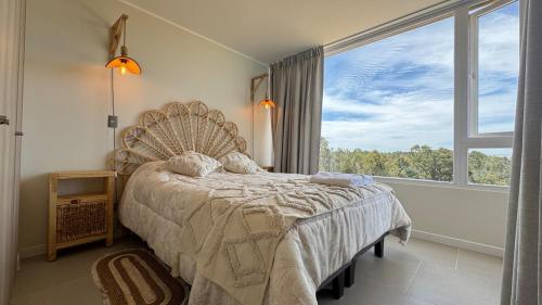El mejor lugar - Laguna paradisíaca في لاس كروسيس: غرفة نوم بسرير كبير ونافذة كبيرة