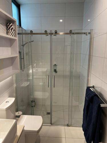 Un baño de 2 bedroom gem