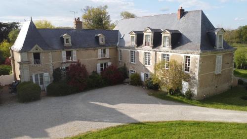 une ancienne maison en pierre avec une grande allée. dans l'établissement Domitille, à Avrillé
