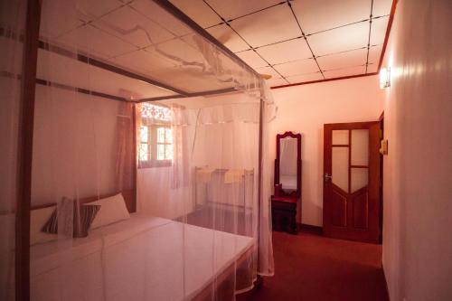 a room with a white counter and a window at Paradise Beach House in Talalla