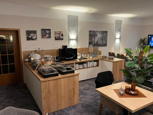 a room with a salon with counters and a table at Gästehaus am Kurpark Hotel Garni in Horn-Bad Meinberg