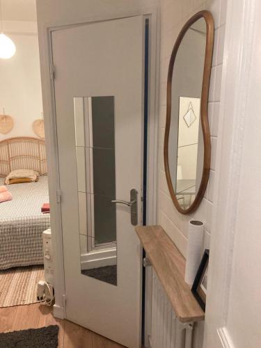 - un miroir et une porte dans la chambre dans l'établissement Cosy and central, à Paris