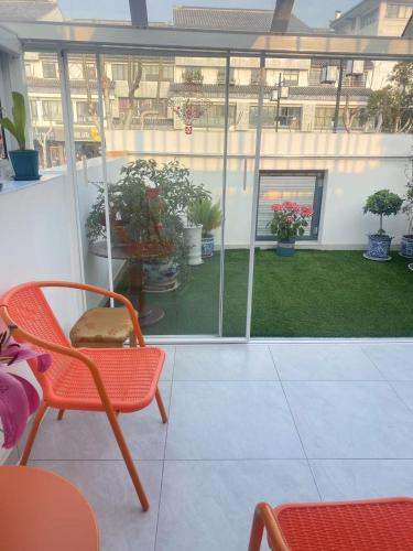 an empty patio with a view of a garden at 江南民居 in Suzhou