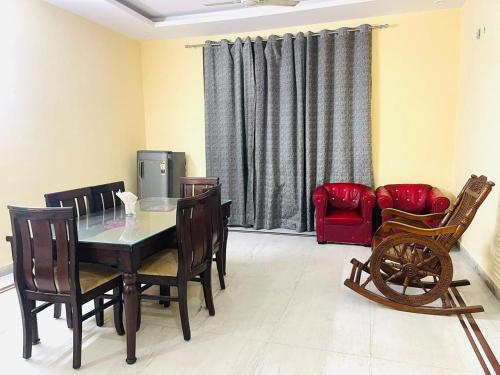 Un comedor con mesa y sillas en ICY White HM Stay Haven, en Noida