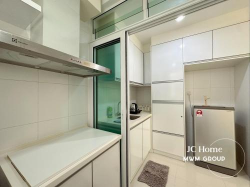 Kuchyň nebo kuchyňský kout v ubytování Medini Signature Best Vacation l Pool View 4 pax