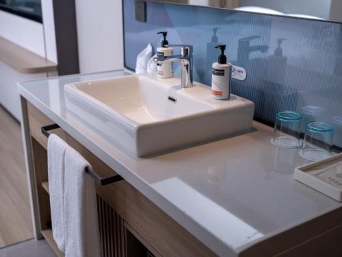 重慶市にあるHoliday Inn Express Chongqing Central Park by IHGのバスルーム(白い洗面台、カウンター付)