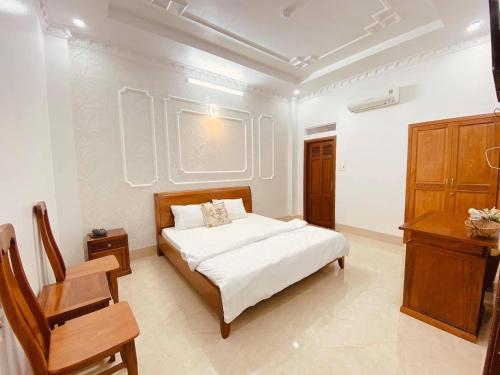 Una cama o camas en una habitación de Lee Hotel