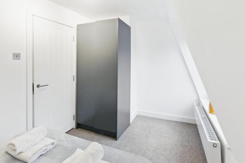 a room with a mirror and a closet at Modern Clerkenwell Loft Spacious Private Terrace in London