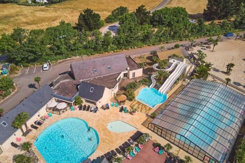 - une vue de tête sur un complexe avec 2 piscines dans l'établissement horizon bleu, à Trégunc