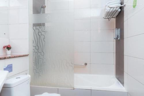 Ванная комната в Hotel Tibera Taman Cibeunying