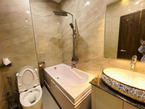 a bathroom with a toilet and a sink and a tub at HPT Home II Vinhome Marina chuỗi Apartment - Homestay in Hai Phong