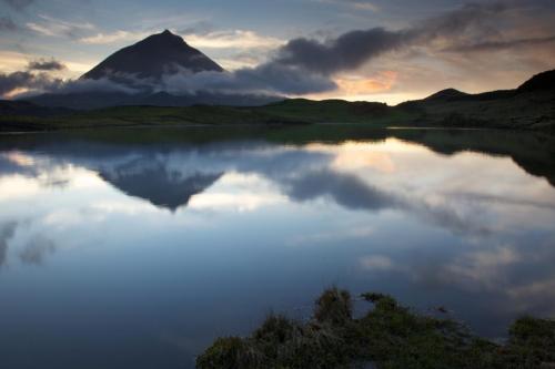 a view of a lake with a mountain in the background at Pico Dreams in São Roque do Pico