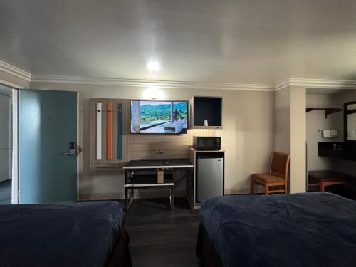 Rodeway Inn Ventura Midtownにあるベッド