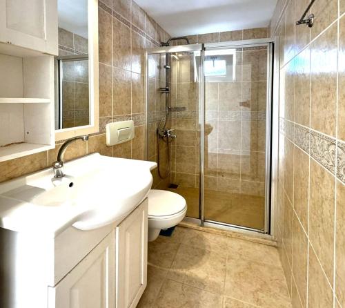 カシュにあるKale Apartsのトイレ、洗面台、シャワー付きのバスルーム