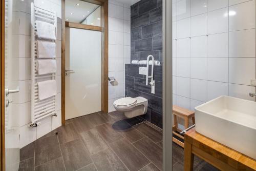 e bagno con servizi igienici, lavandino e vasca. di Ferienwohnung Strandhafer Norderney a Norderney