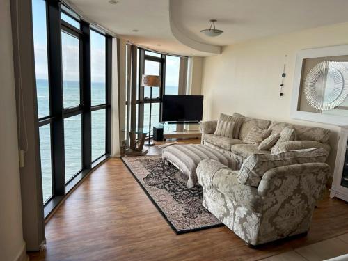 Posezení v ubytování Luxury 3BR - 804 Ocean View Pool & Parking Beach Walks