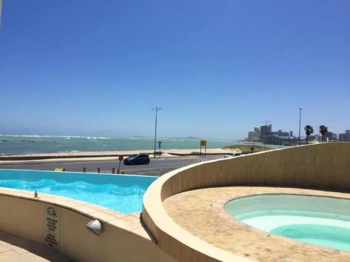 Bazén v ubytování Luxury 3BR - 804 Ocean View Pool & Parking Beach Walks nebo v jeho okolí