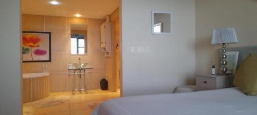 Postel nebo postele na pokoji v ubytování Luxury 3BR - 804 Ocean View Pool & Parking Beach Walks