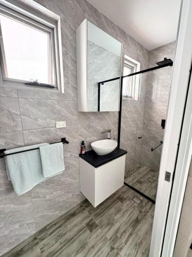 a bathroom with a sink and a mirror at Beautiful Castle Short term stay in Guildford