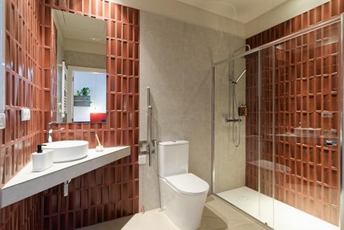 ein Badezimmer mit Toilette, Waschbecken und Dusche in der Unterkunft Osito Hub - Colomer in Valencia