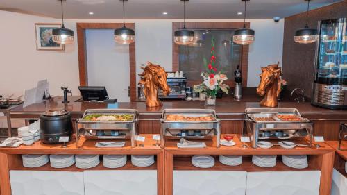 un buffet dans un restaurant avec de la nourriture dans l'établissement Boudl Al Sulimanyah, à Riyad