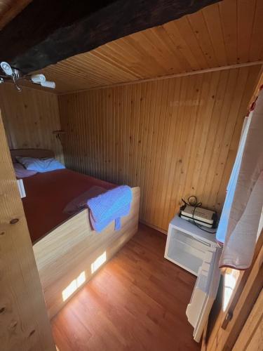 Cette petite chambre comprend un lit dans une cabine. dans l'établissement Lisičja bajta, à Stahovica