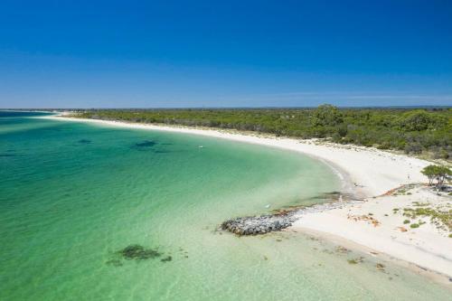una vista aérea de una playa en el océano en 54@CapeView, Geographe bay, en Busselton