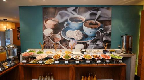 un buffet proposant de nombreux types de plats différents dans l'établissement Boudl Al Sulimanyah, à Riyad