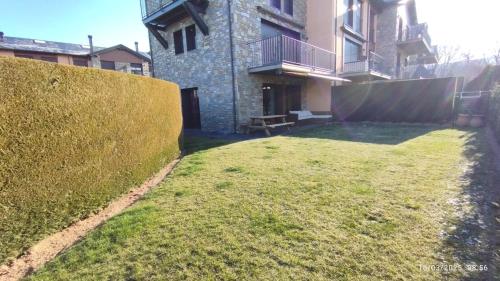 ブール・マダムにあるBonito apartamento con gran jardínの草の庭