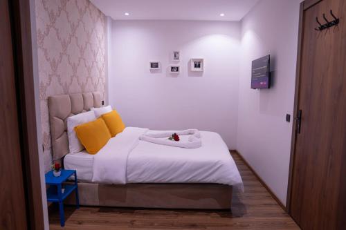Una cama o camas en una habitación de R103- Comfy and Spatious 1 BR Apartment with Breathtaking City View - Belvédère