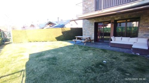 Bonito apartamento con gran jardín