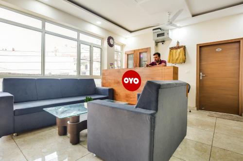 Fuajee või vastuvõtt majutusasutuses Collection O Hotel RR Eleven