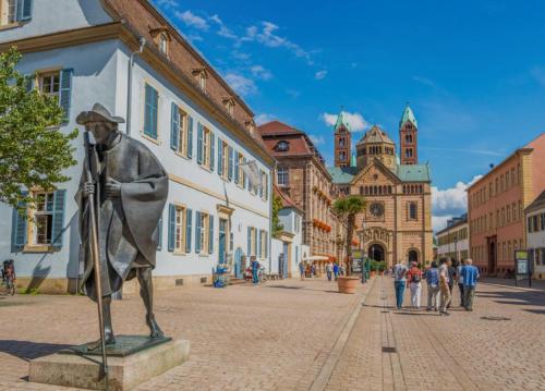 a statue of a man standing on a street at Zum Sterngässchen in Ludwigshafen am Rhein