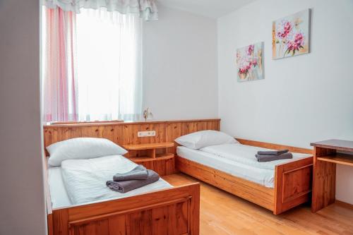 a bedroom with two beds and a window at Wildrast by PANI in Göpfritz an der Wild