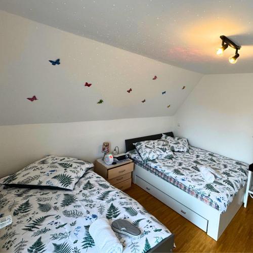 a bedroom with two beds and stars on the wall at München Haus-Centrum-Messe-Oktoberfest -7-24 CHECKIN in Munich