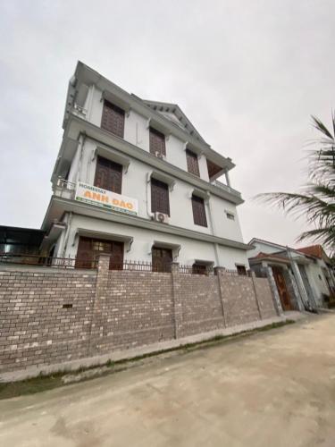 a white building on a brick wall at Homestay Anh Đào in Ấp Sư Lỗ Thượng