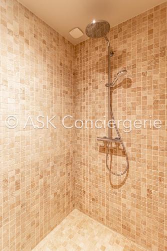 La salle de bains est pourvue d'une douche et d'un mur carrelé. dans l'établissement Villa G, avec piscine et vue sur mer - La croix valmer, à La Croix-Valmer